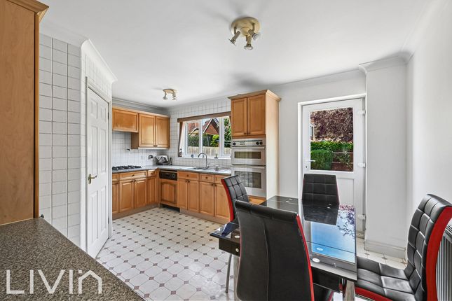 12 Cardinal Close, South Croydon photo 4