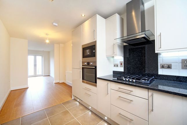 27, Kingfisher Drive, Maidenhead photo 4
