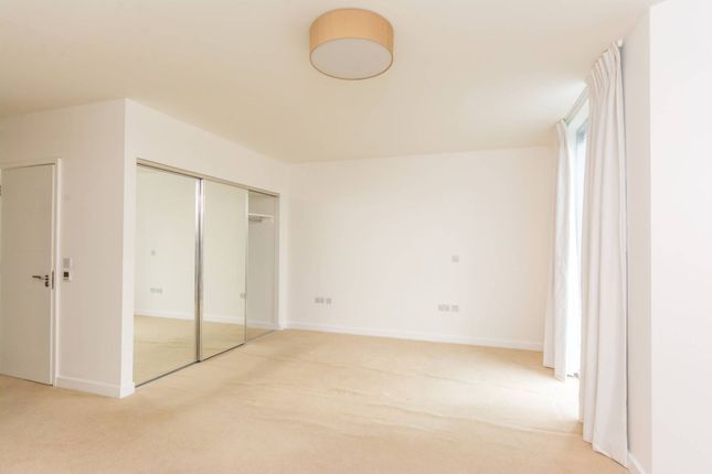 Flat for sale in Colonial Drive, Chiswick, London
