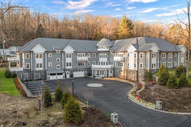 Town house for sale in 585 Main Street #2E, Armonk, New York, United States Of America