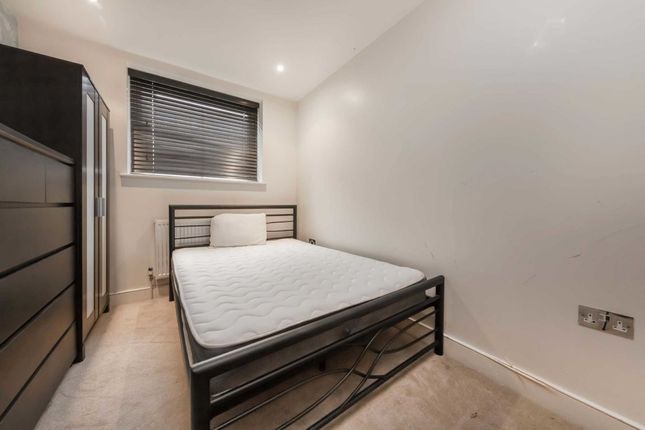 Flat for sale in Kilburn Lane, London