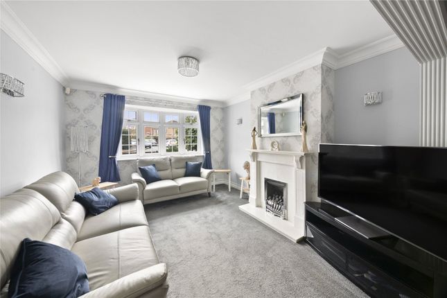 14, Lawrence Drive, Uxbridge photo 2