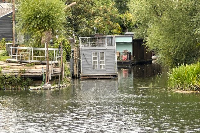 Ferry Lane, Staines-upon-Thames photo 2