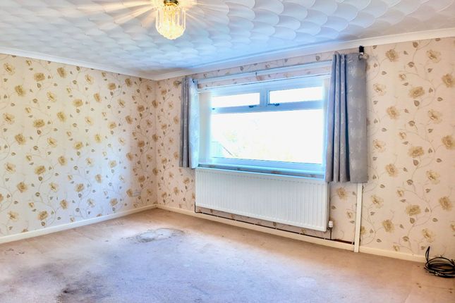 17 Gellideg Heights, Hengoed photo 2