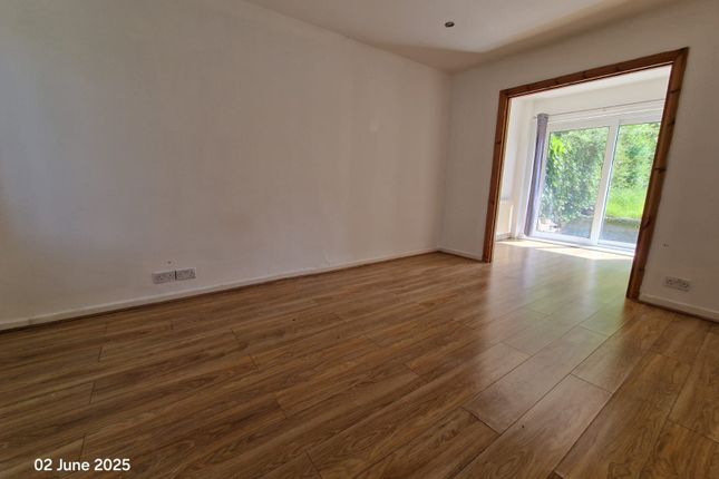 8 Linton Crescent, Leeds photo 2