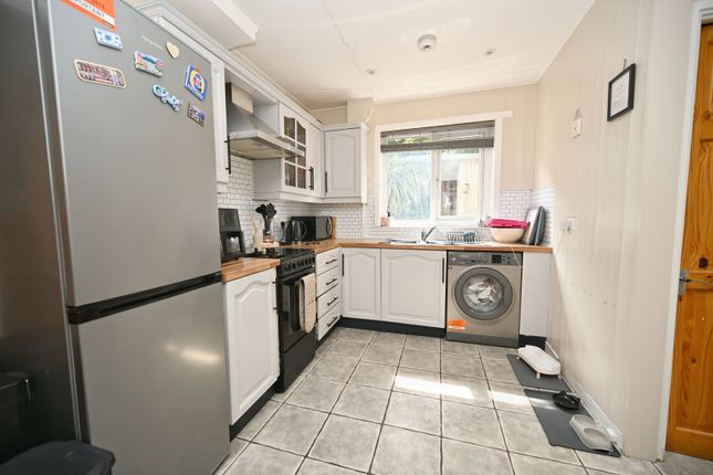 52, Standhill Crescent, Barnsley photo 5