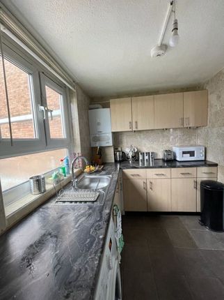 Flat to rent in Grantham Road, London