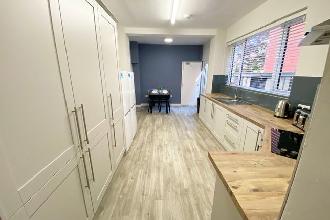 Ensuite 4, 186, Hearsall Lane, Coventy photo 3