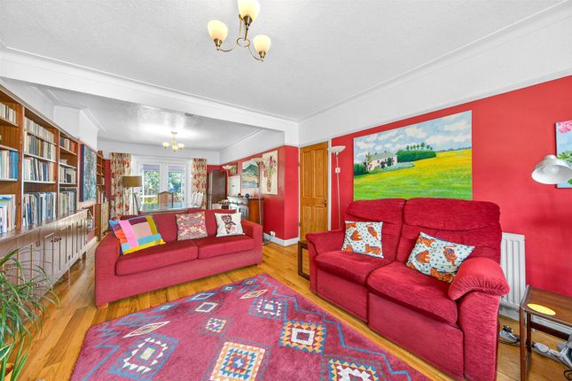 73, Queen Mary Avenue, Morden photo 3