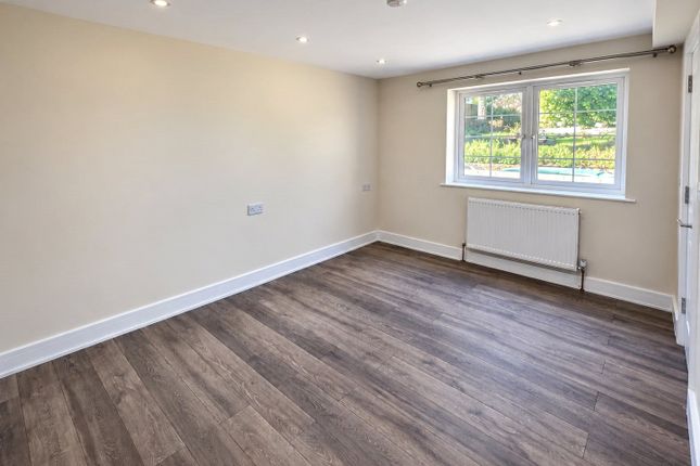 Aylsham Drive, Uxbridge photo 4