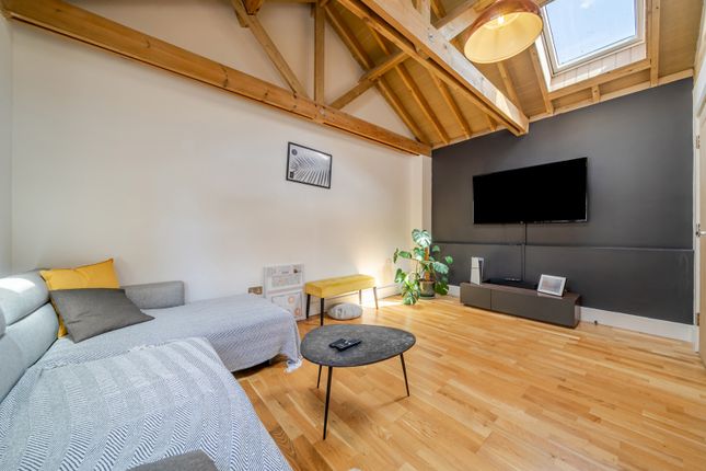 33a,, Gautrey Road, London photo 4