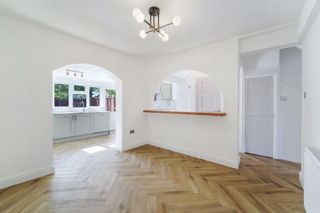 9, The Hawthorns, Ewell Village photo 4