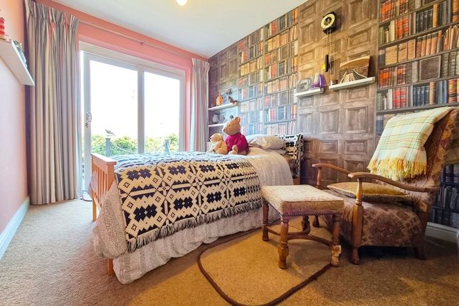 29 Harewood Avenue, Scarborough photo 4