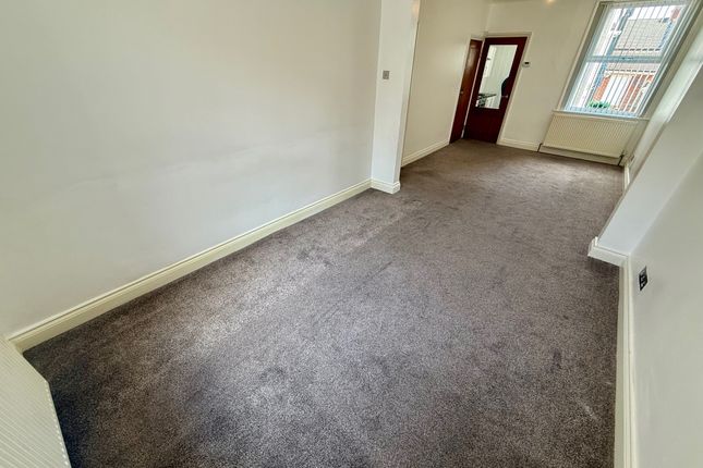 49, LUTON photo 3