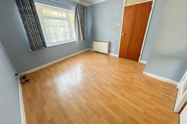 Flat 15, Oulton Hall, Marine Parade East, East Clacton photo 2