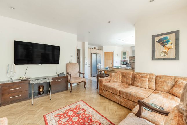 Cleopatra Close, Stanmore photo 4