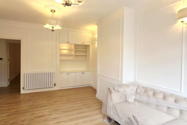 Flat 14, West Court, Hounslow photo 4