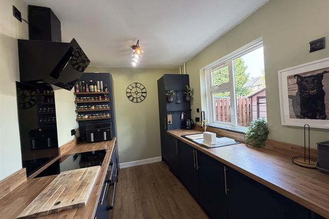 54, Hadfield Crescent, Ashton-Under-Lyne photo 4