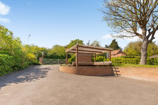 Little Struan, 41, Woodhill Avenue, Buckinghamshire photo 2