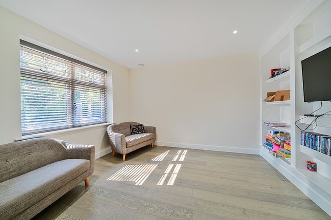 30B, Frensham Vale, Lower Bourne, Farnham photo 4
