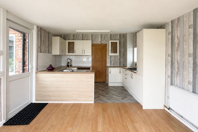 38 Pine Tree Avenue, Leicester photo 3