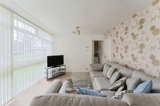 21, Hornby Court, Merseyside photo 2