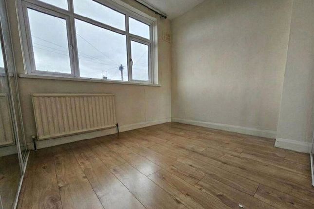 35, Repton Avenue, Greater London photo 3