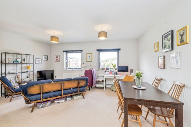 Flat 5, Fountain Court, 21, Raven Close, Watford photo 3