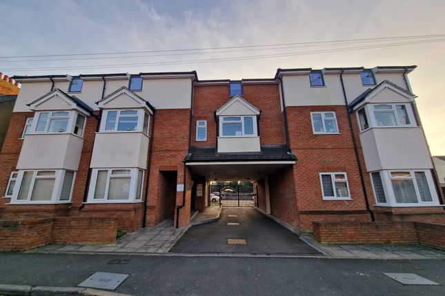 Apartment 10, Luton photo 3