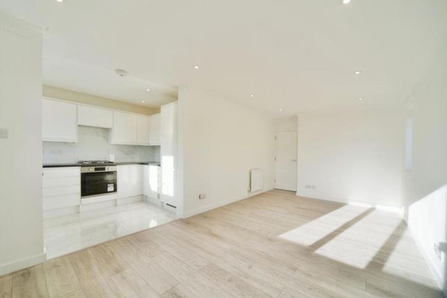 Flat 5, Westleigh Court 122-124 Nether Street, London photo 3