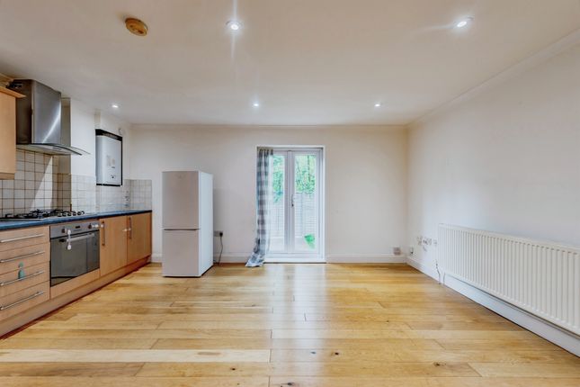 Flat 3, Lawrence House, Denton Close, Redhill photo 3