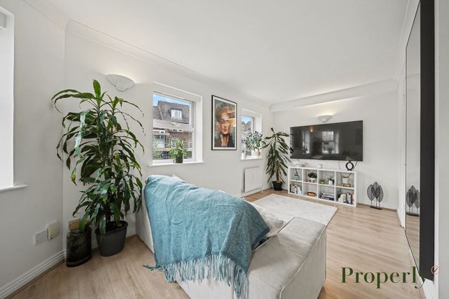 Hertford Court, 45 Falcon Road, London photo 3
