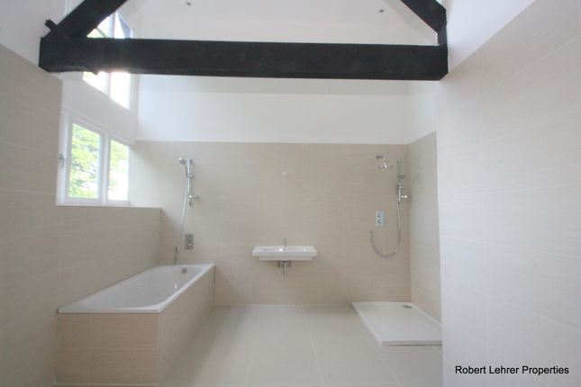 Flat to rent in Courtyard House, The Ridgeway, Mill Hill