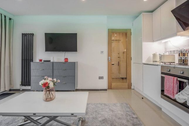 Flat for sale in Oman Avenue NW2, Gladstone Park, London,
