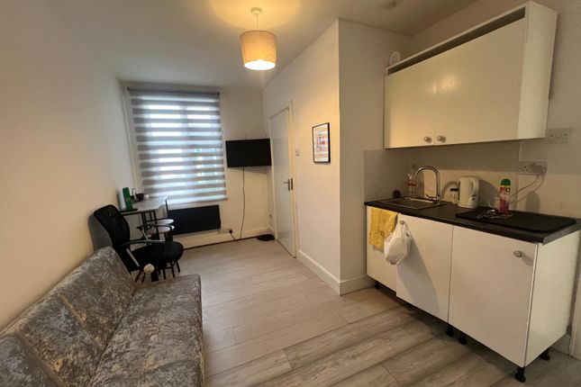 Studio to rent in The Broadway, Greenford