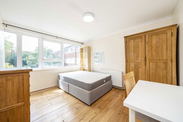 19, Beaulieu Close, London photo 4