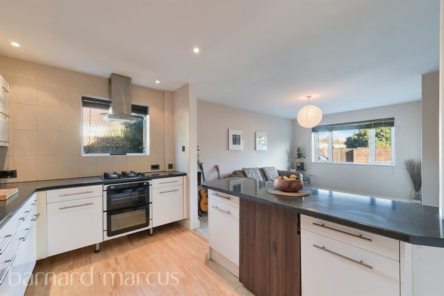 207, Sparrow Farm Drive, Feltham photo 2
