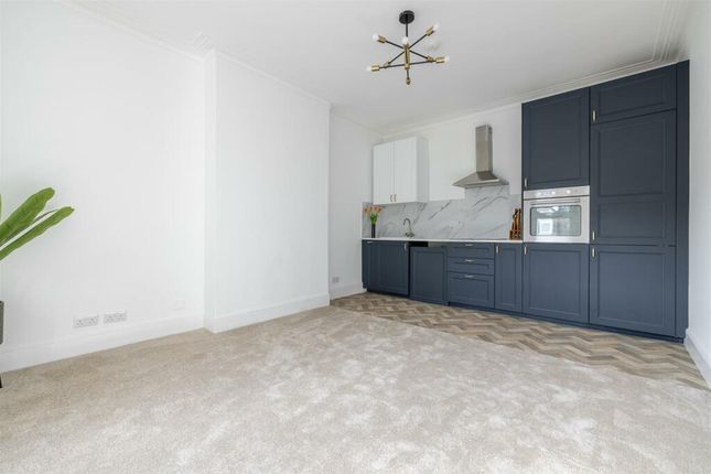 5 Cavendish Drive, London photo 4