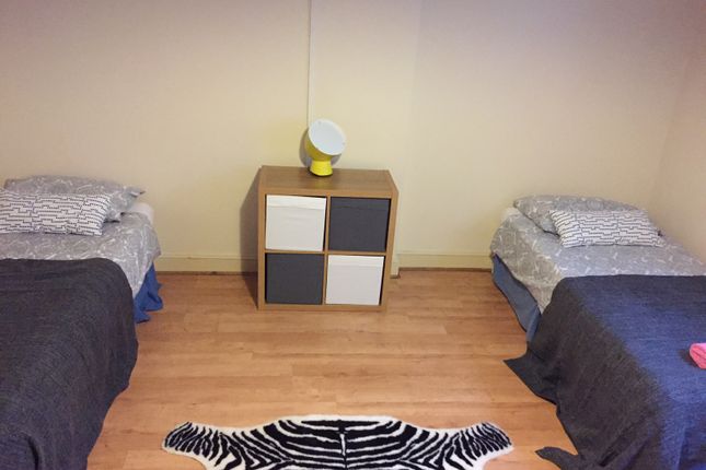 Room To Rent In Chatsworth Road Kilburn Nw2 Zoopla