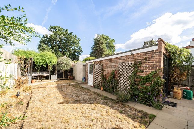 19, Oak Lodge Close, Surrey photo 4