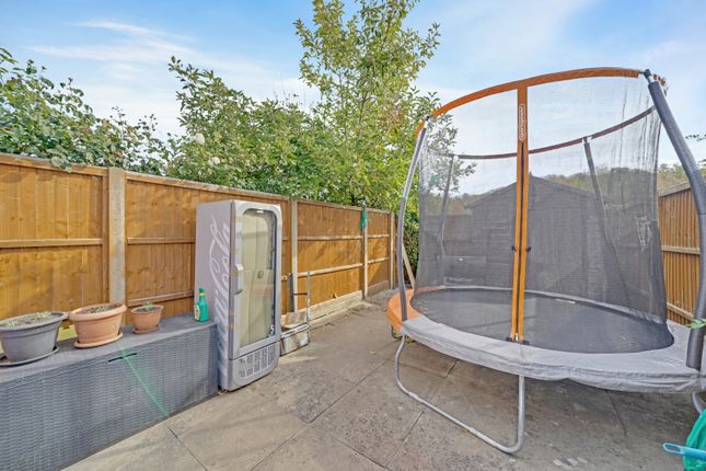 19, Harvesters Close, Isleworth photo 4
