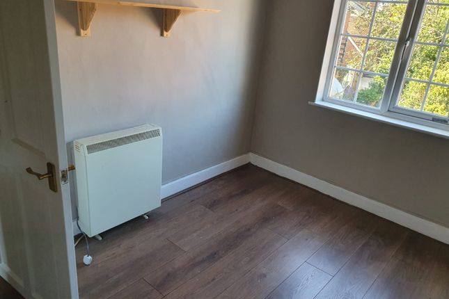 Flat 3 - 1 , Station Road, Winslow photo 5