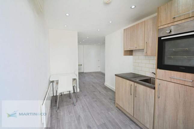 Flat 2, Mazal Court, West Molesey photo 3