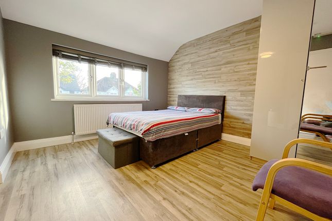 Thumbnail Room to rent in The Crossways, Hounslow