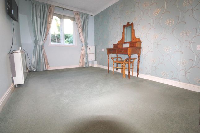 Flat for sale in Potters Court, Darkes Lane, Potters Bar