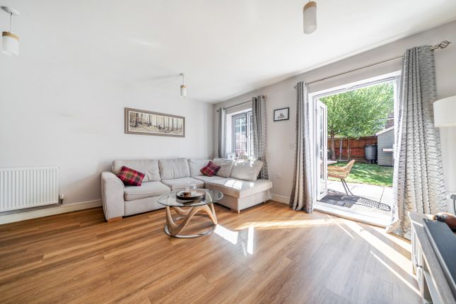 14, Woodland Close, Surrey photo 2