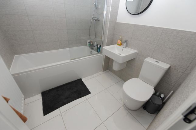 4, Stansfield Close, Bradford photo 5
