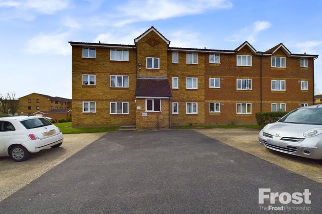 Flat to rent in Redford Close, Feltham, Middlesex