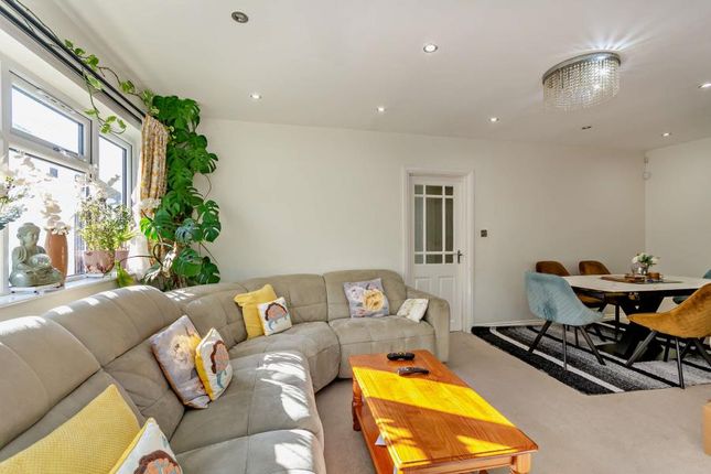 5, Woodford Crescent, Pinner photo 2