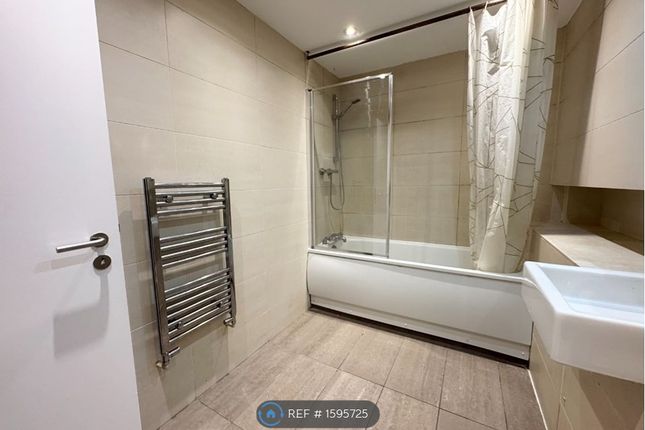 Flat, Elm Road, Wembley photo 4